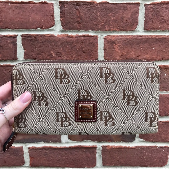 ✨ NEW Dooney and Bourke Signature Wallet - Picture 1 of 4